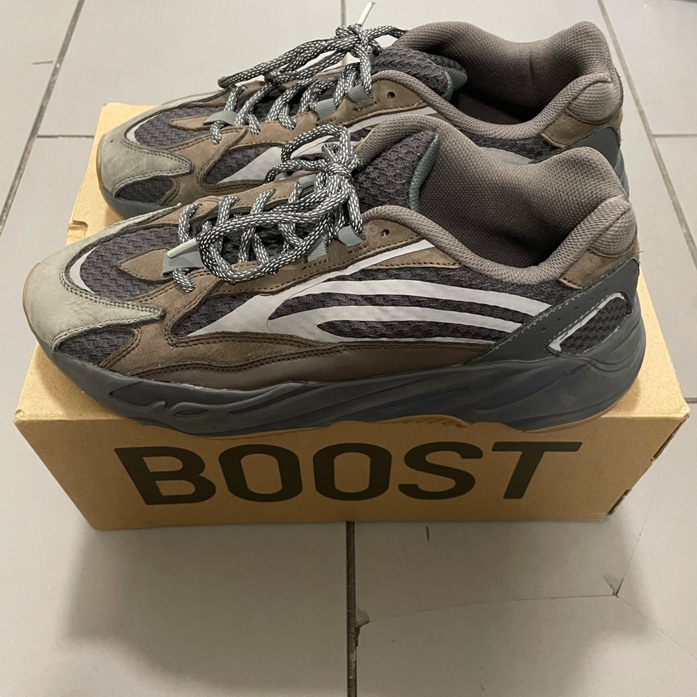 Yeezy 700 v2 Geode